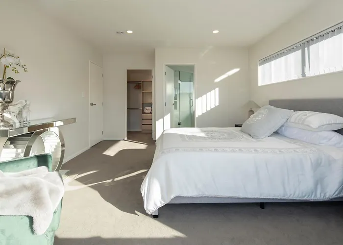 Modern Immaculate Residence In Mount Wellington